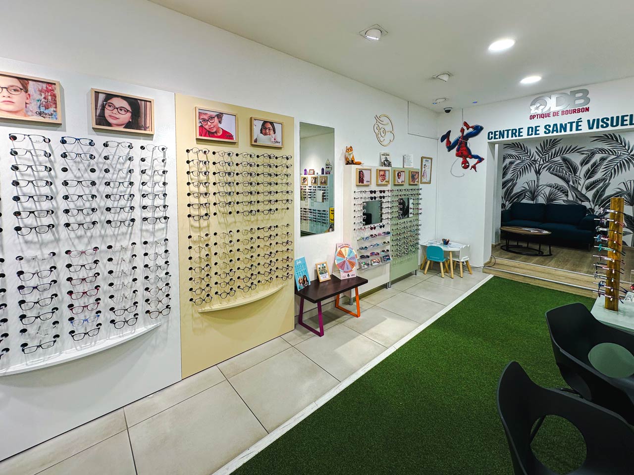 ODB Saint-Paul coin enfant dans le magasin Optique De Bourbon Saint-Paul avec des présentoirs de lunettes optiques
