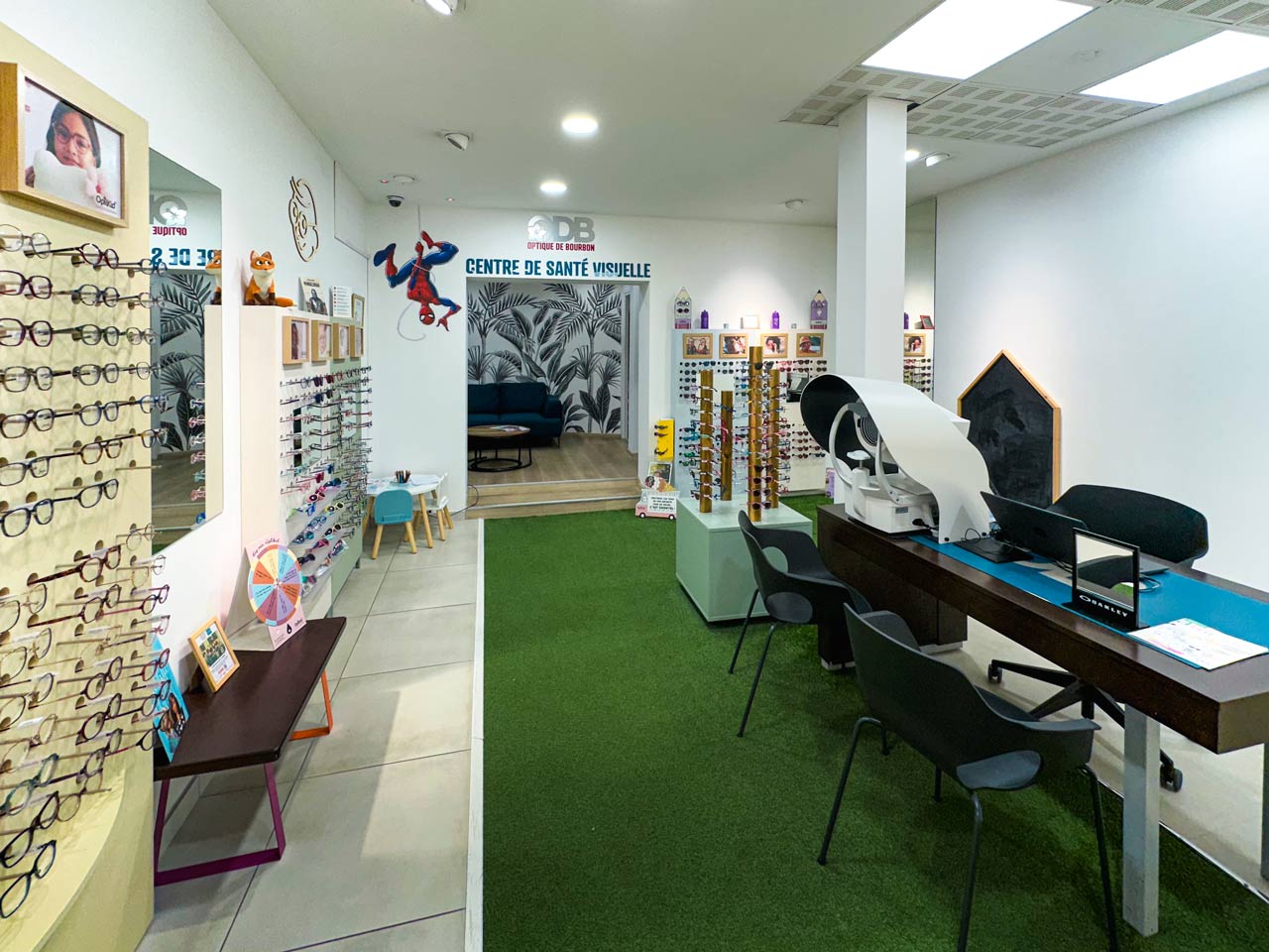 ODB Saint-Paul coin marmailles chez ODB Saint-Paul avec des présentoirs à lunettes, ainsi qu'un espace de test de la vue