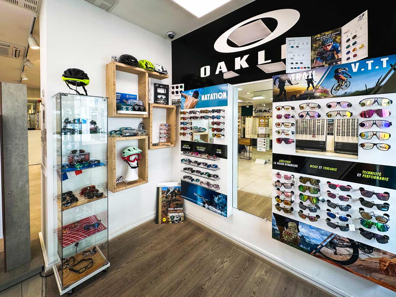 ODB Saint-Paul corner Oakley dans le magasin ODB Saint-Paul avec des lunettes solaires pour toutes les pratiques sportives : vélo, natation, trail, etc.