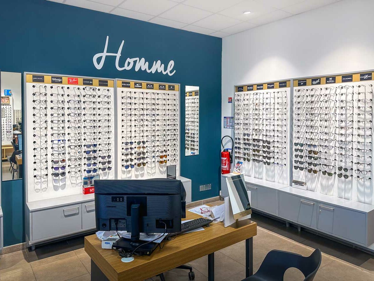 Lunettes optiques et solaires hommes photo montrant l'espace lunettes optiques et solaires pour hommes dans le magasin ODB Saint-Denis