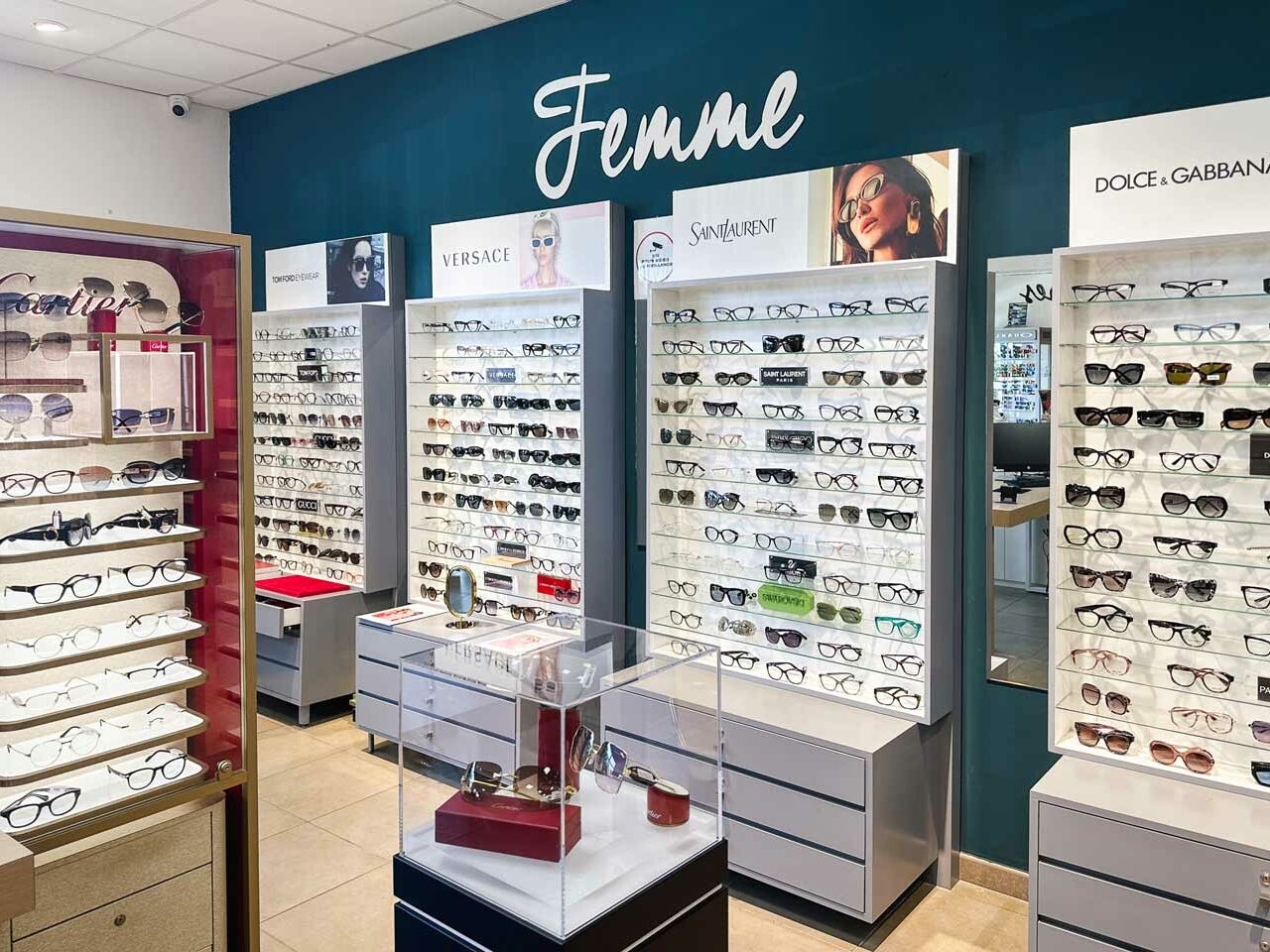 Montures optiques et solaires de marques pour femmes photo montrant l'espace lunettes optiques et solaires de marques pour femmes dans le magasin ODB Saint-Denis