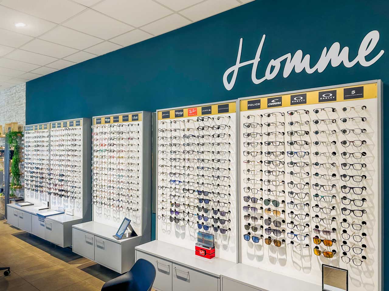 Montures de marques pour hommes photo montrant l'espace lunettes optiques et solaires de marques pour hommes dans le magasin ODB Saint-Denis
