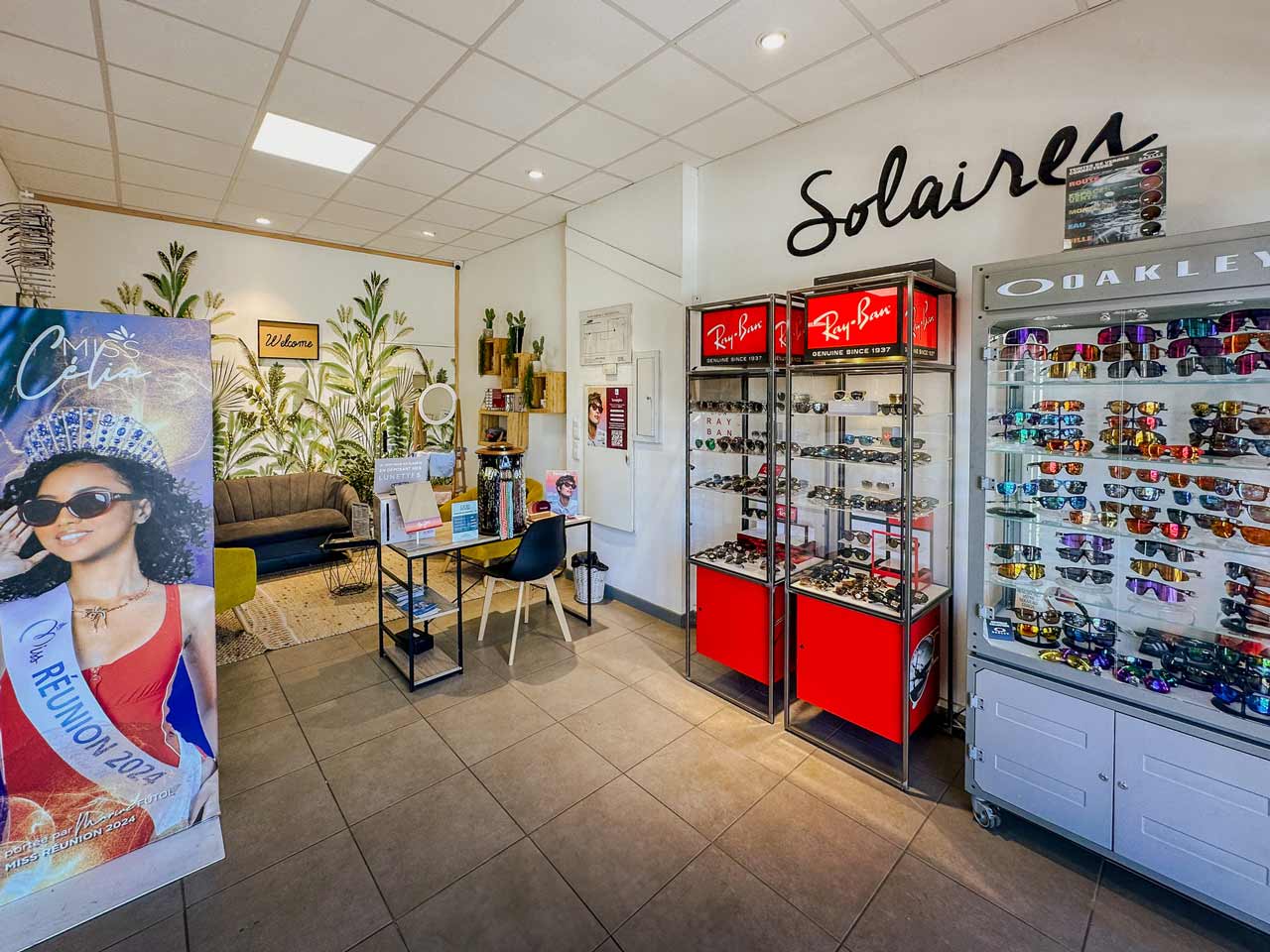Corner Rayban et Oakley photo montrant l'espace détente dans le magasin ODB Saint-Denis, avec les corner solaires Rayban et Oakley