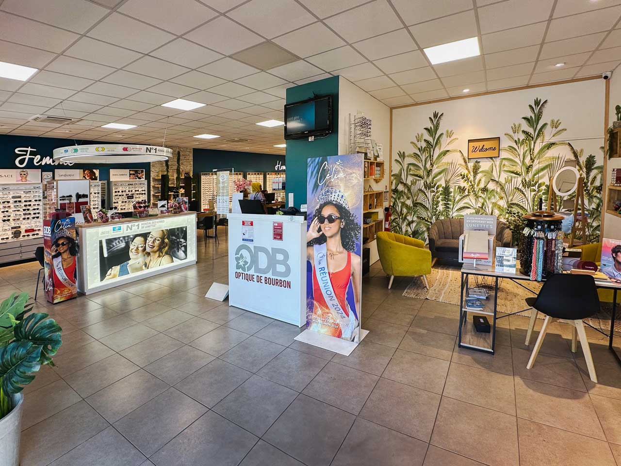 Optique De Bourbon Saint-Denis photo grand angle montrant l'intérieur du magasin ODB Saint-Denis