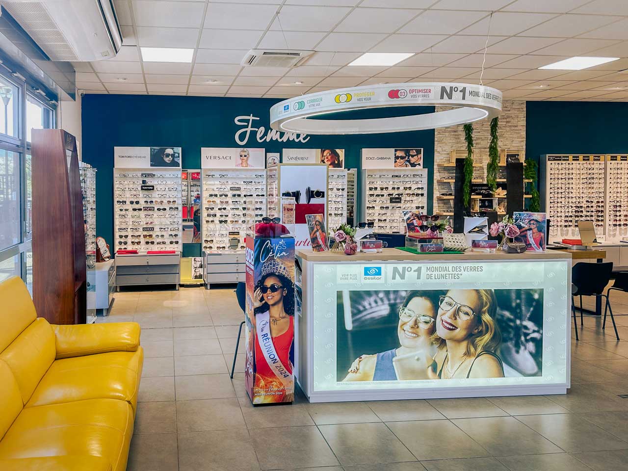 Optique De Bourbon Saint-Denis photo montrant l'intérieur du magasin ODB Saint-Denis avec la mention Essilor N°1 mondial des verres de lunettes